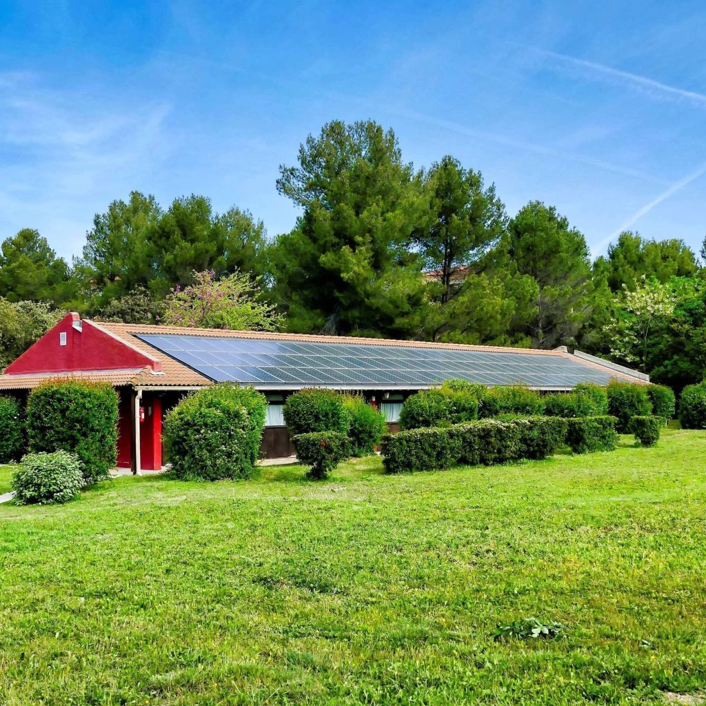 Infraestructura agrícola con paneles solares